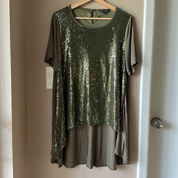 DG2 Sequin Green Short Sleeve High Low Top - Picture 2 of 7